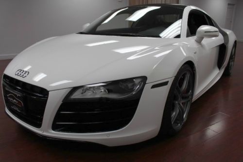R8 5.2 quattro awd 525hp manual camera gps clean carfax