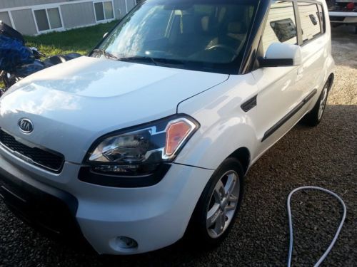 2010 kia soul salvage title    no reserve !!!!