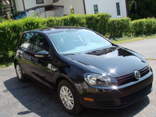 2012 volkswagen golf  4-door only 11k miles. must see!