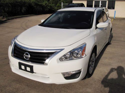 2013 white nissan altima w/ bluetooth, mp3 player, 1 owner, clean title like new