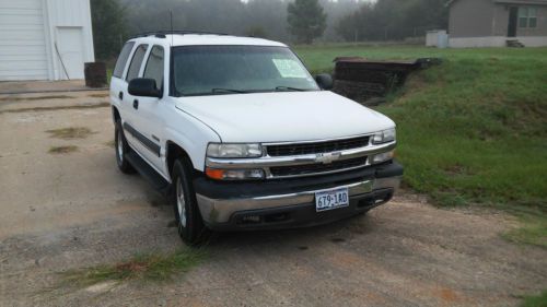 White, good condition, 3rd roll seating, tan leather interior, cd player