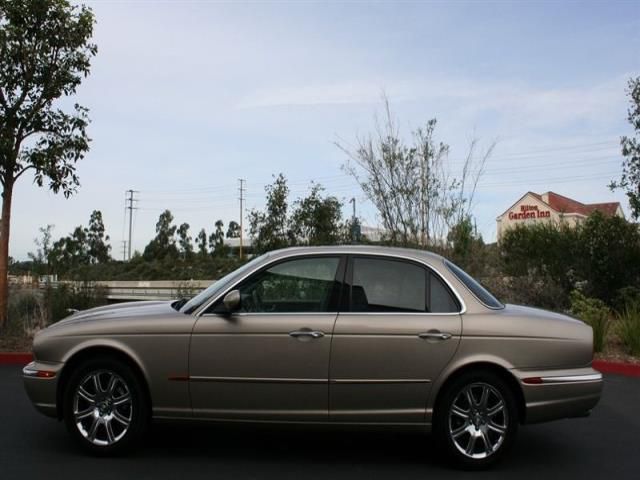 Jaguar xj8 base sedan 4-door