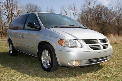 Very clean, nice 2005 dodge grand caravan sxt, 1 owner, no reserve, pwrreardoors