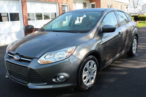 2012 ford focus se hatchback 4-door 2.0l only 9000 miles 5 speed manual cheap!!!