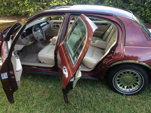 2002 lincoln town car cartier!