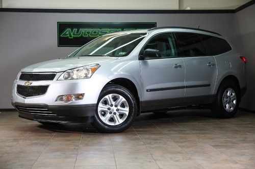 2010 chevrolet traverse ls, clean carfax! we finance!