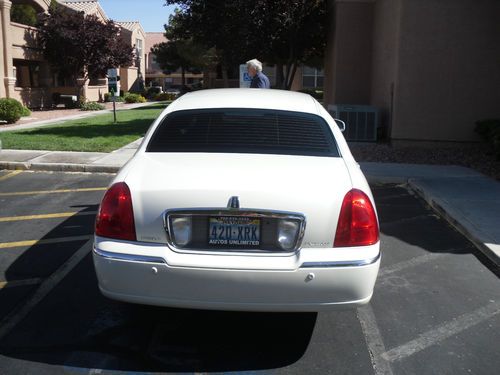 2004 Lincoln Town Car Ultimate Sedan 4-Door 4.6L, image 2