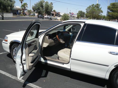 2004 Lincoln Town Car Ultimate Sedan 4-Door 4.6L, image 3
