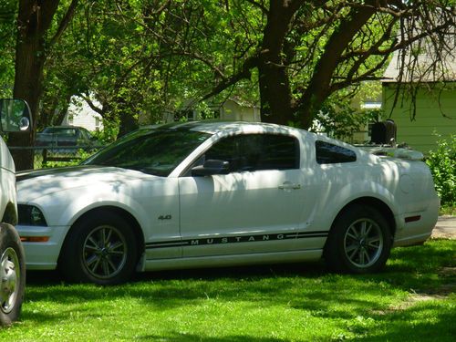 2005 ford mustang v6 with extras