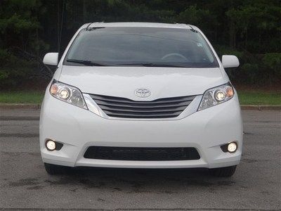 White XLE V6 3.5L 266 hp 8 passenger Leather Warranty Power doors Minivan nice, image 2
