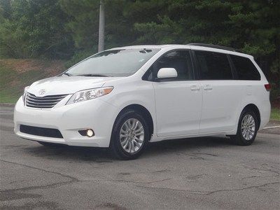 White XLE V6 3.5L 266 hp 8 passenger Leather Warranty Power doors Minivan nice, image 3