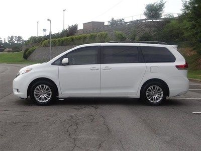White XLE V6 3.5L 266 hp 8 passenger Leather Warranty Power doors Minivan nice, image 4