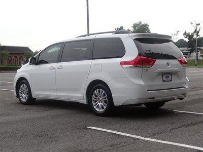 White XLE V6 3.5L 266 hp 8 passenger Leather Warranty Power doors Minivan nice, image 5