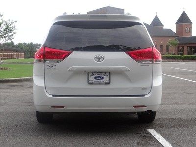 White XLE V6 3.5L 266 hp 8 passenger Leather Warranty Power doors Minivan nice, image 6