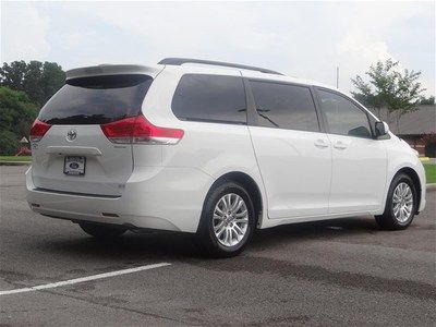 White XLE V6 3.5L 266 hp 8 passenger Leather Warranty Power doors Minivan nice, image 7