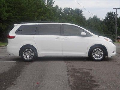 White XLE V6 3.5L 266 hp 8 passenger Leather Warranty Power doors Minivan nice, image 8