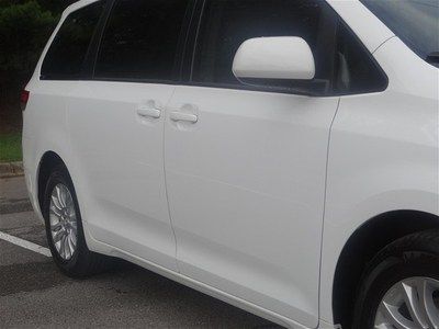 White XLE V6 3.5L 266 hp 8 passenger Leather Warranty Power doors Minivan nice, image 9