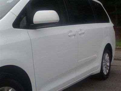 White XLE V6 3.5L 266 hp 8 passenger Leather Warranty Power doors Minivan nice, image 10