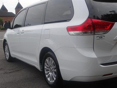 White XLE V6 3.5L 266 hp 8 passenger Leather Warranty Power doors Minivan nice, image 11