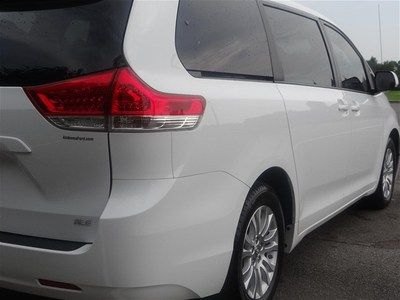 White XLE V6 3.5L 266 hp 8 passenger Leather Warranty Power doors Minivan nice, image 12