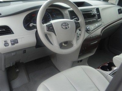 White XLE V6 3.5L 266 hp 8 passenger Leather Warranty Power doors Minivan nice, image 19