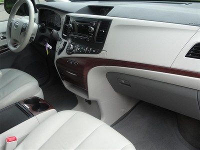 White XLE V6 3.5L 266 hp 8 passenger Leather Warranty Power doors Minivan nice, image 20