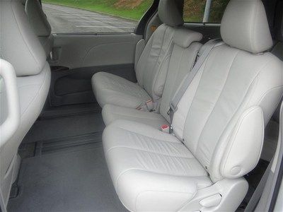 White XLE V6 3.5L 266 hp 8 passenger Leather Warranty Power doors Minivan nice, image 21