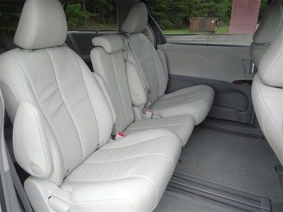 White XLE V6 3.5L 266 hp 8 passenger Leather Warranty Power doors Minivan nice, image 22