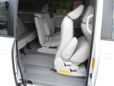 White XLE V6 3.5L 266 hp 8 passenger Leather Warranty Power doors Minivan nice, image 24