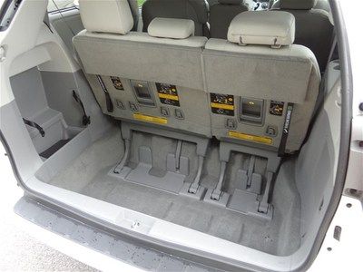 White XLE V6 3.5L 266 hp 8 passenger Leather Warranty Power doors Minivan nice, image 25
