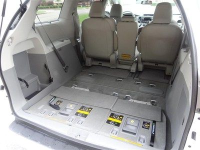 White XLE V6 3.5L 266 hp 8 passenger Leather Warranty Power doors Minivan nice, image 26