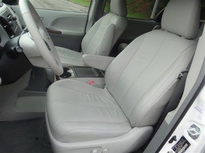 White XLE V6 3.5L 266 hp 8 passenger Leather Warranty Power doors Minivan nice, image 27