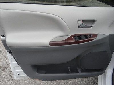 White XLE V6 3.5L 266 hp 8 passenger Leather Warranty Power doors Minivan nice, image 28