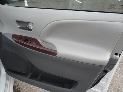 White XLE V6 3.5L 266 hp 8 passenger Leather Warranty Power doors Minivan nice, image 29