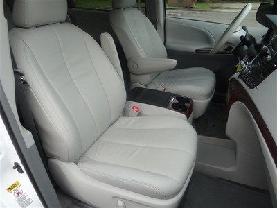 White XLE V6 3.5L 266 hp 8 passenger Leather Warranty Power doors Minivan nice, image 30