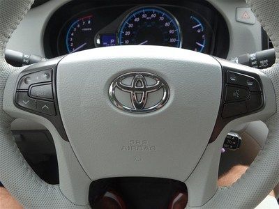 White XLE V6 3.5L 266 hp 8 passenger Leather Warranty Power doors Minivan nice, image 31