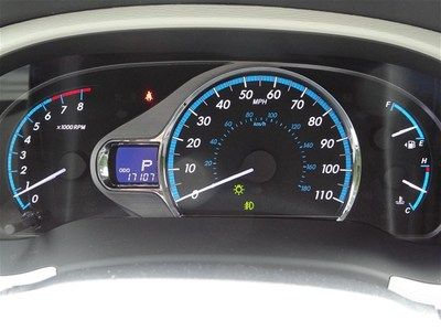 White XLE V6 3.5L 266 hp 8 passenger Leather Warranty Power doors Minivan nice, image 32
