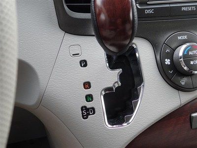 White XLE V6 3.5L 266 hp 8 passenger Leather Warranty Power doors Minivan nice, image 41