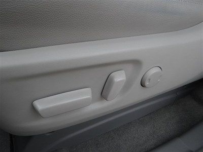 White XLE V6 3.5L 266 hp 8 passenger Leather Warranty Power doors Minivan nice, image 46