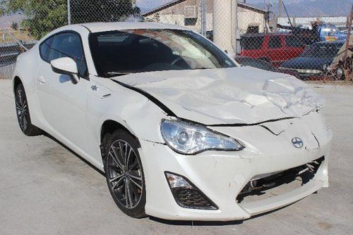 2013 scion fr-s damadge repairable like new  only 9k miles will not last!!!