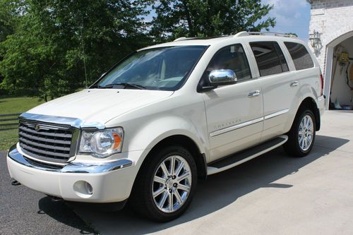 Leather seats, sirius radio, navigation/dvd, back-up camera, 3-row seating