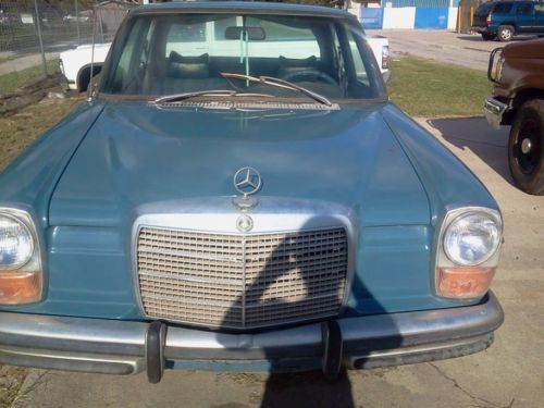1972 mercedes 250 nice little blue project. it runs.84822 miles. can use tlc