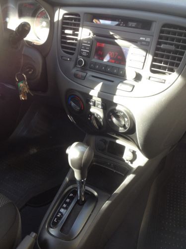 2010 KIA RIO - LOW MILEAGE - RECENTLY WRECKED w/RIGHT REAR DAMAGE - DRIVES GREAT, image 4