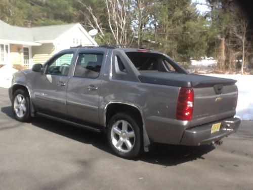 4wd 4door v8 nav ltz