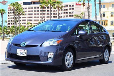2011 prius iv 17,600 miles, mint, loaded, warranty, books and keys.