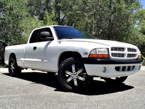 Excellent condition! 99 dodge dakota 5spd v8 prem wheels! ice cold ac! bedliner!