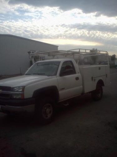 White 2004 chevy silverado 3500 4x4 utility body