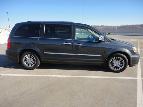 2011 chrysler town &amp; country limited, dual dvd, power 3rd row, satellite tv