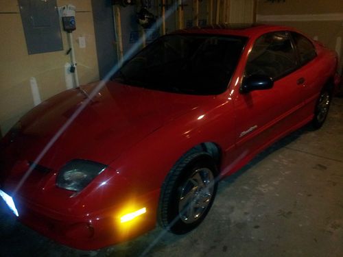 2002 red pontiac sunfire se. free u.s. shipping w/buy it now!!