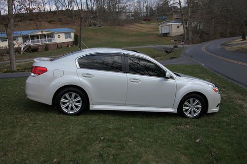 2011 subaru legacy,  no reserve!!